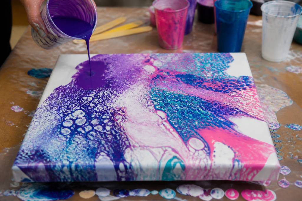 Acrylique pouring technique : créez un coloriage anti-stress original et relaxant
